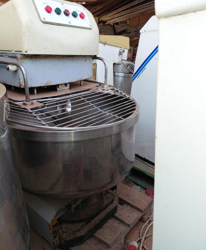 État : Neuf / Semi-neuf Capacité de farine : 50 kg Capacité de pâte : 80 kg