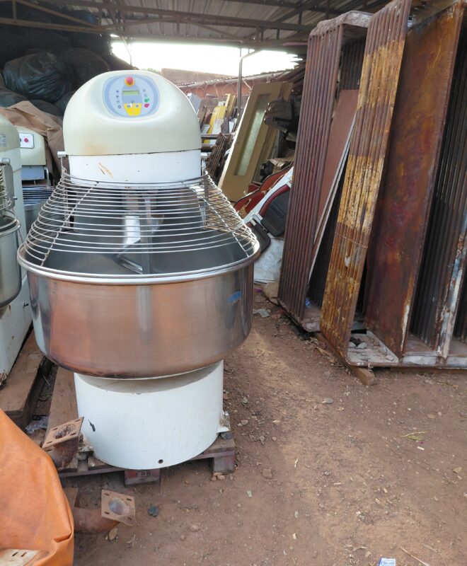 Pétrin à spirale professionnel, capacité 100 kg de farine / 160 kg de pâte, alimentation électrique triphasée. Idéal pour une production intensive en boulangerie et pâtisserie.